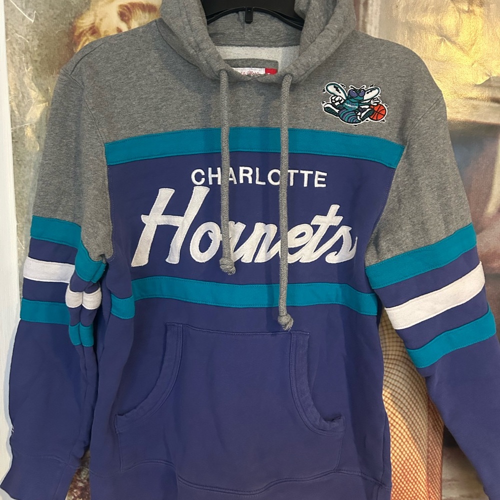 Men’s Charlotte Hornets Mitchell & Ness Hoodie. Size Medium. Excellent cond!